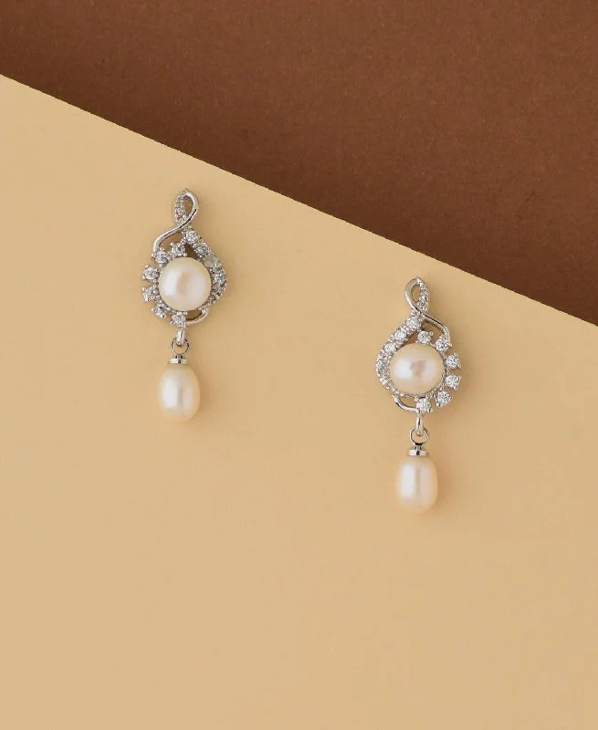 Pretty Pearl Hang Earring