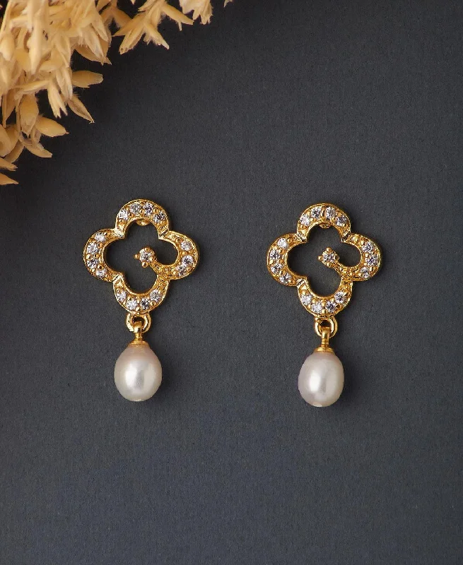 Pretty Pearl Hanging Earring