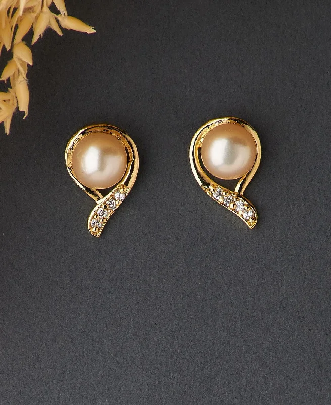 Pretty Pearl Studded Earring