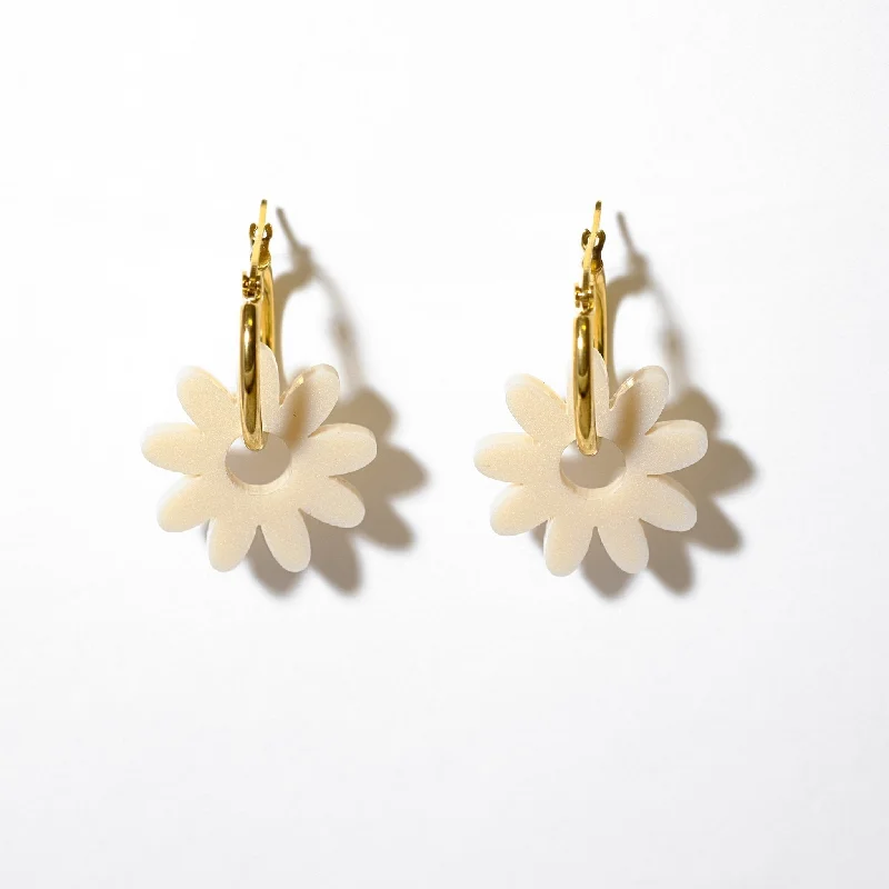 Marguerite daisy hoop earrings in linen white